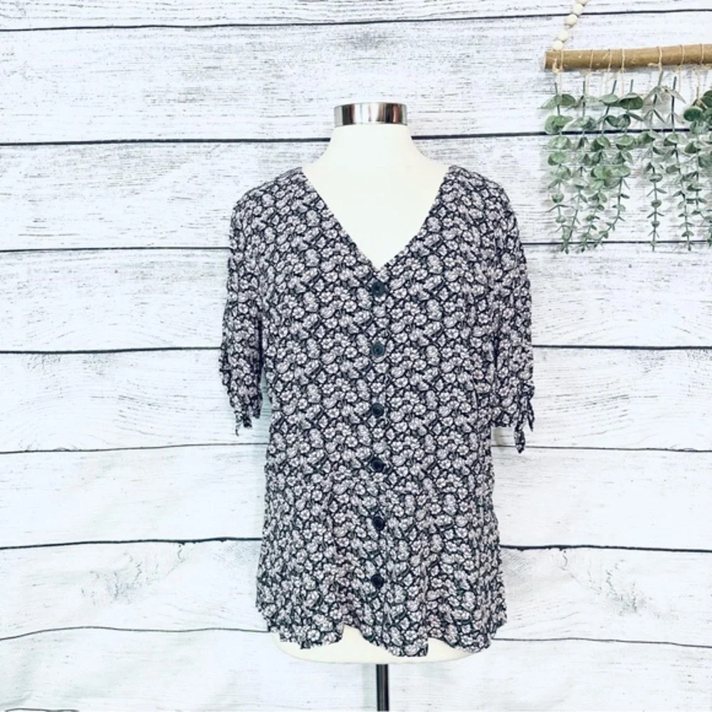 3/$22🩶  Loft Ditsy Floral Print Top Women's Blouse Flowers T Shirt Tie Sleeve 14